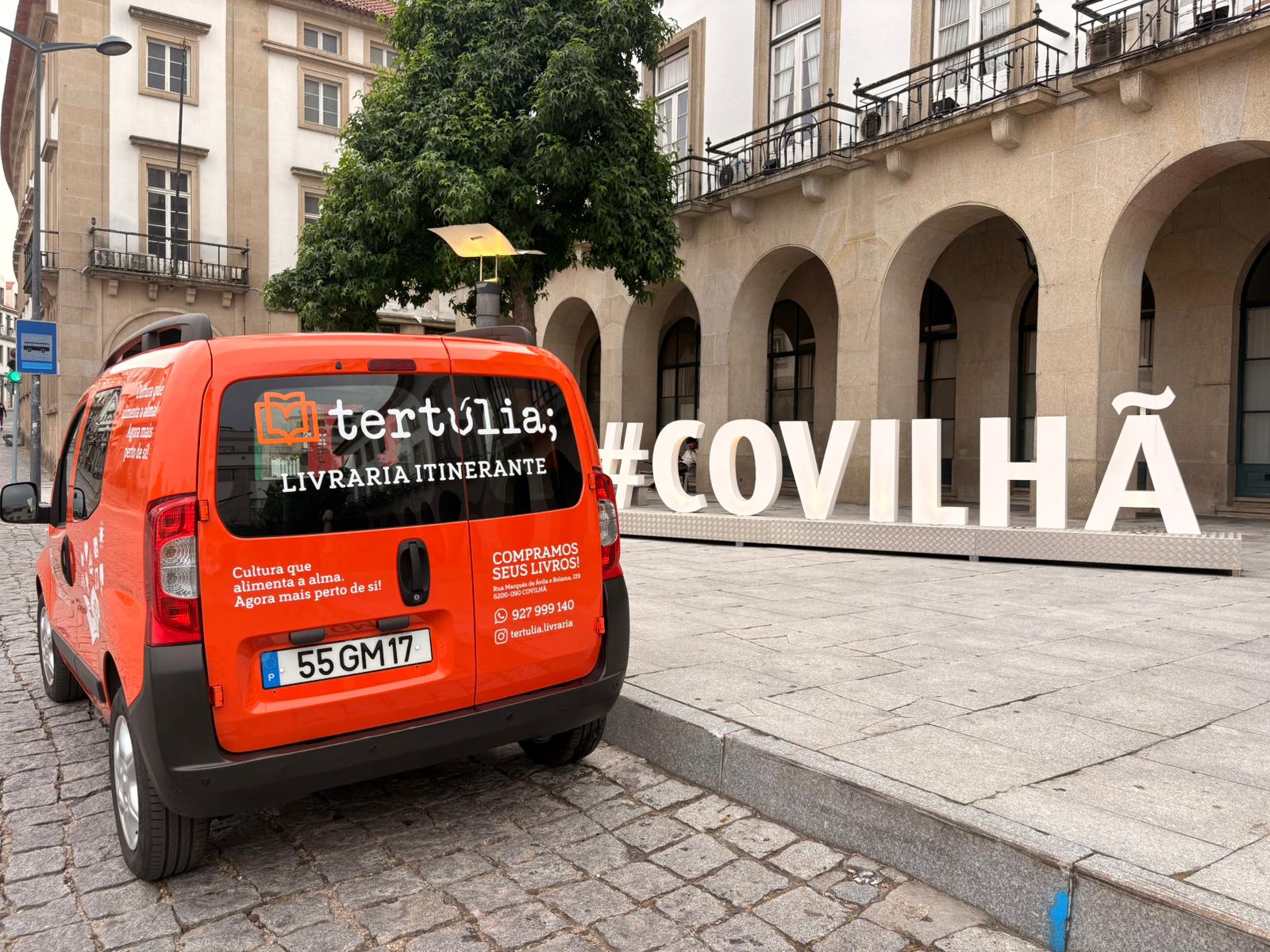 Carrinha da livraria itinerante Tertúlia com livros expostos