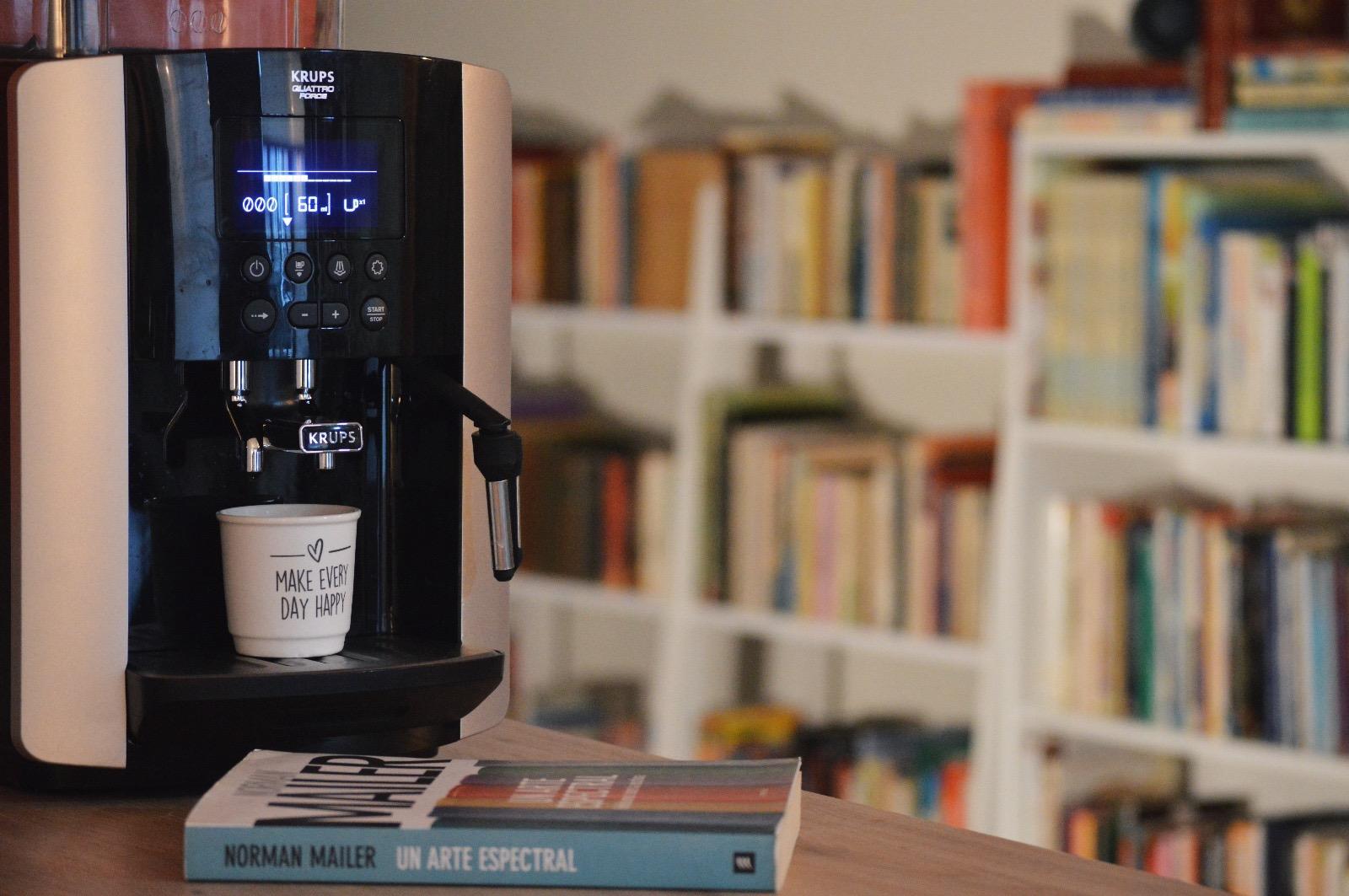 Chávena de café de especialidade ao lado de um livro aberto na Tertúlia